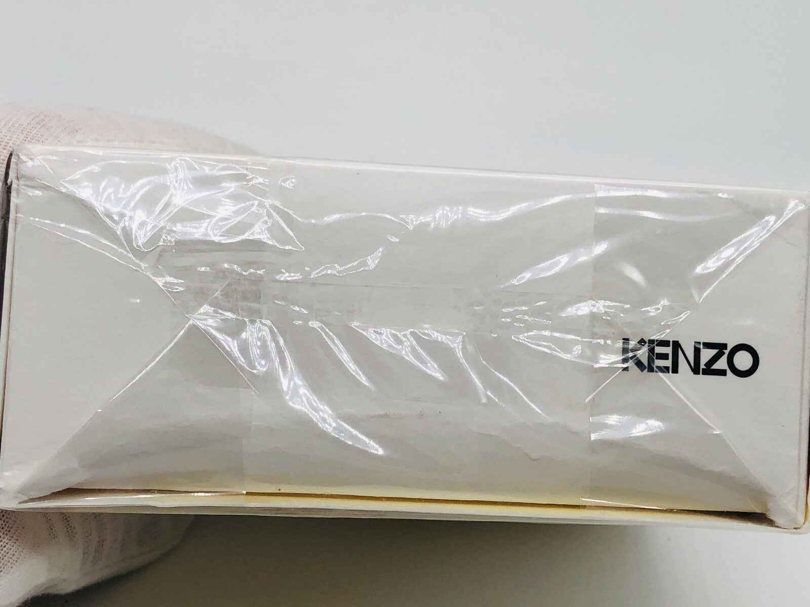 Scatola del profumo Kenzo Eau De Fleur sigillata con logo KENZO visibile