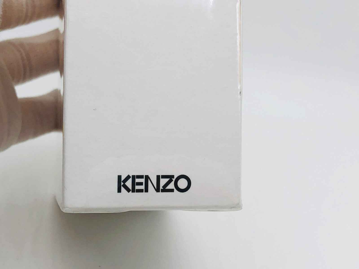 Confezione di profumo Kenzo Eau De Fleur con logo KENZO in evidenza