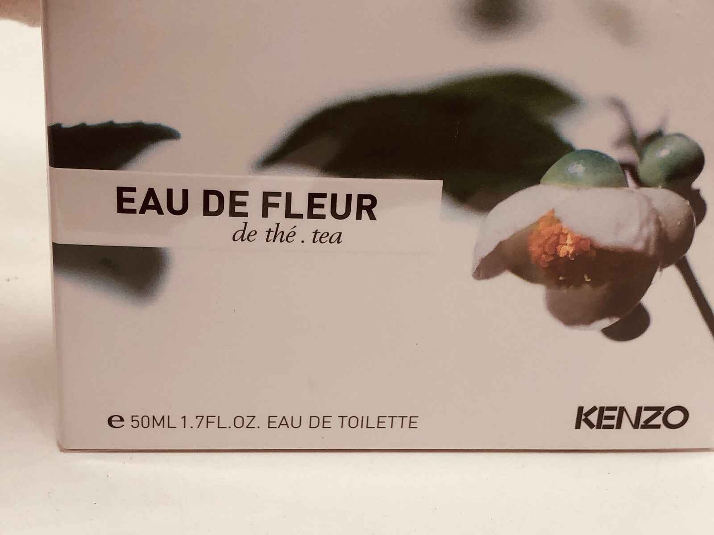 Scatola di profumo Kenzo Fleur The 50ml Eau de Toilette con fiore bianco e foglie verdi