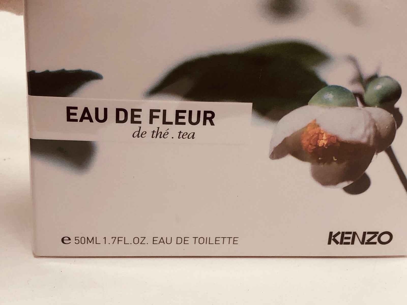 Scatola di profumo Kenzo Fleur The 50ml Eau de Toilette con fiore bianco e foglie verdi