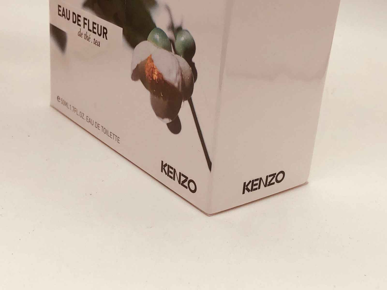 Packaging del profumo Kenzo Fleur The con design elegante e logo KENZO ben visibile