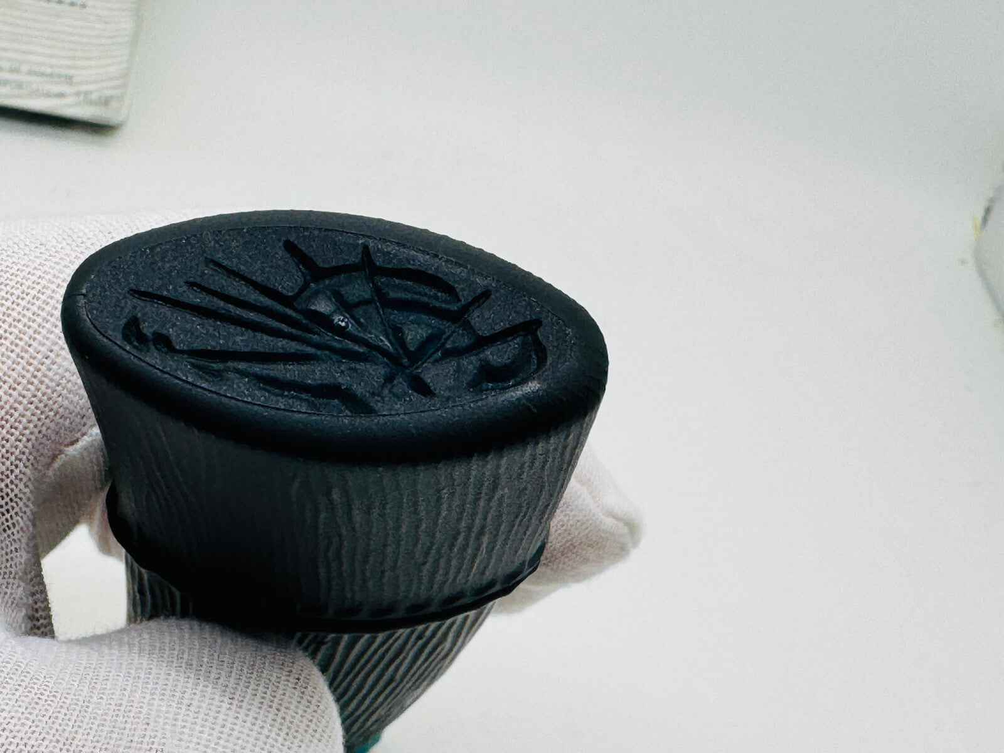 Tappo del profumo Kenzo Pour Homme Vintage in plastica nera con design unico e dettagli curvi