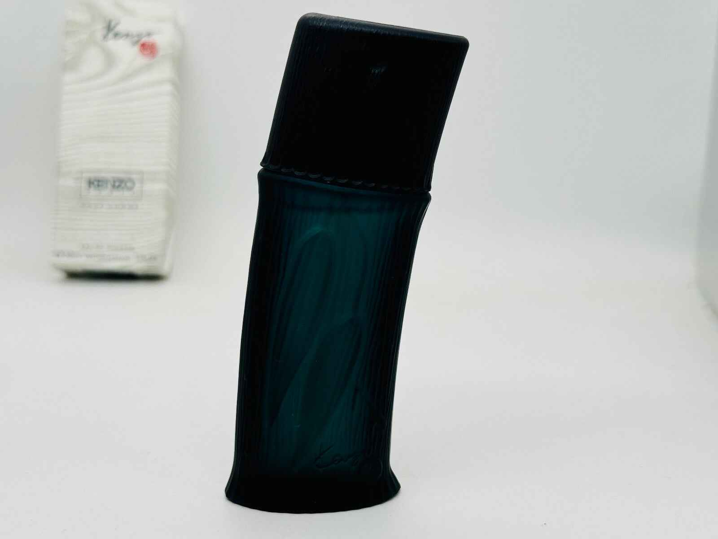 Flacone di profumo Kenzo Pour Homme Vintage con design elegante e moderno