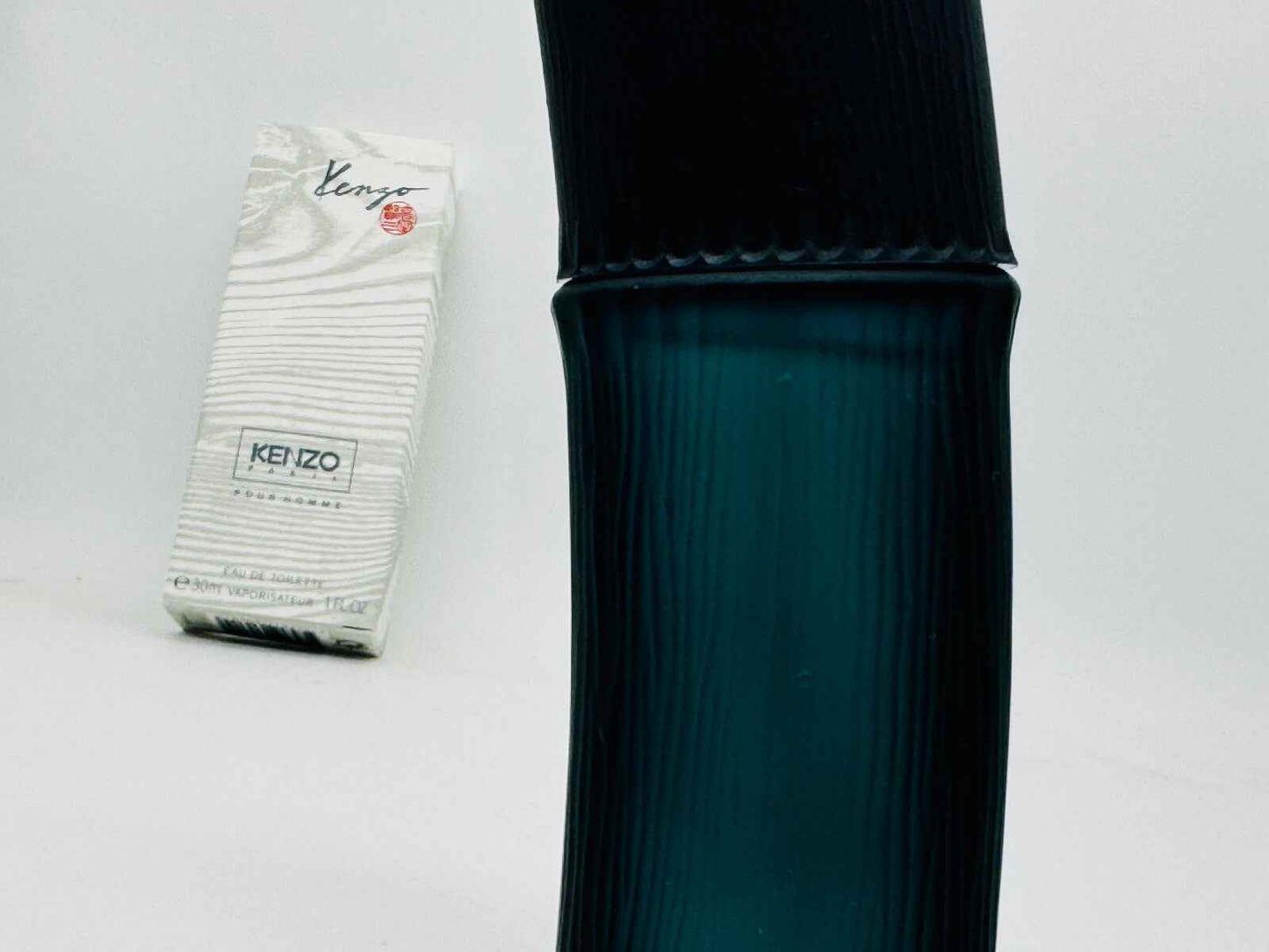 Flacone di Profumo Kenzo Pour Homme Vintage con design elegante e confezione in sfondo