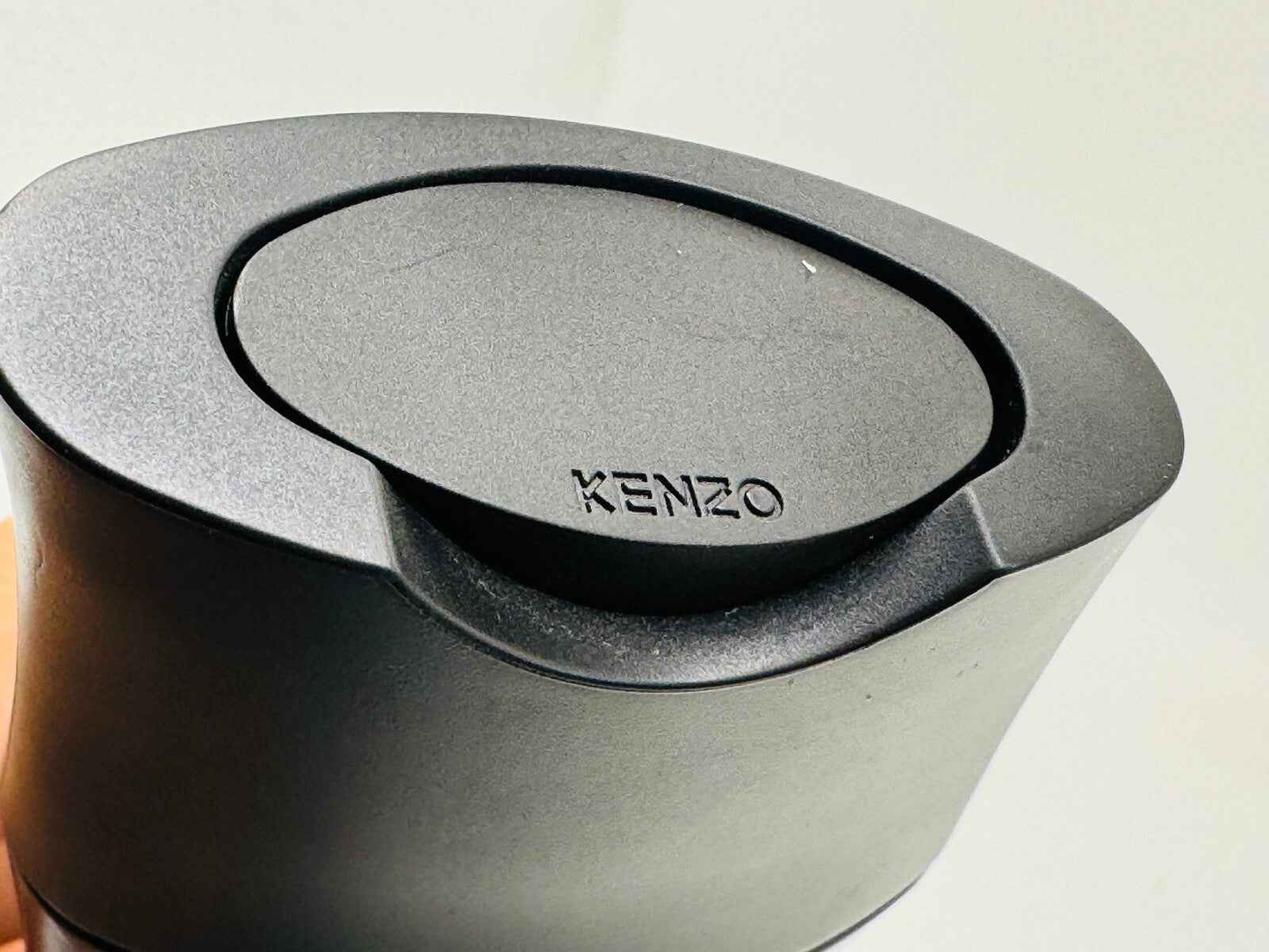 Flacone di profumo Kenzo Tokyo Vintage con design elegante e minimalista, logo KENZO in evidenza