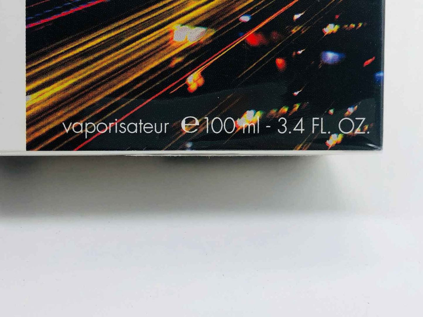 Creativo packaging del profumo Kenzo Tokyo Vintage da 100 ml con design moderno e colori vivaci