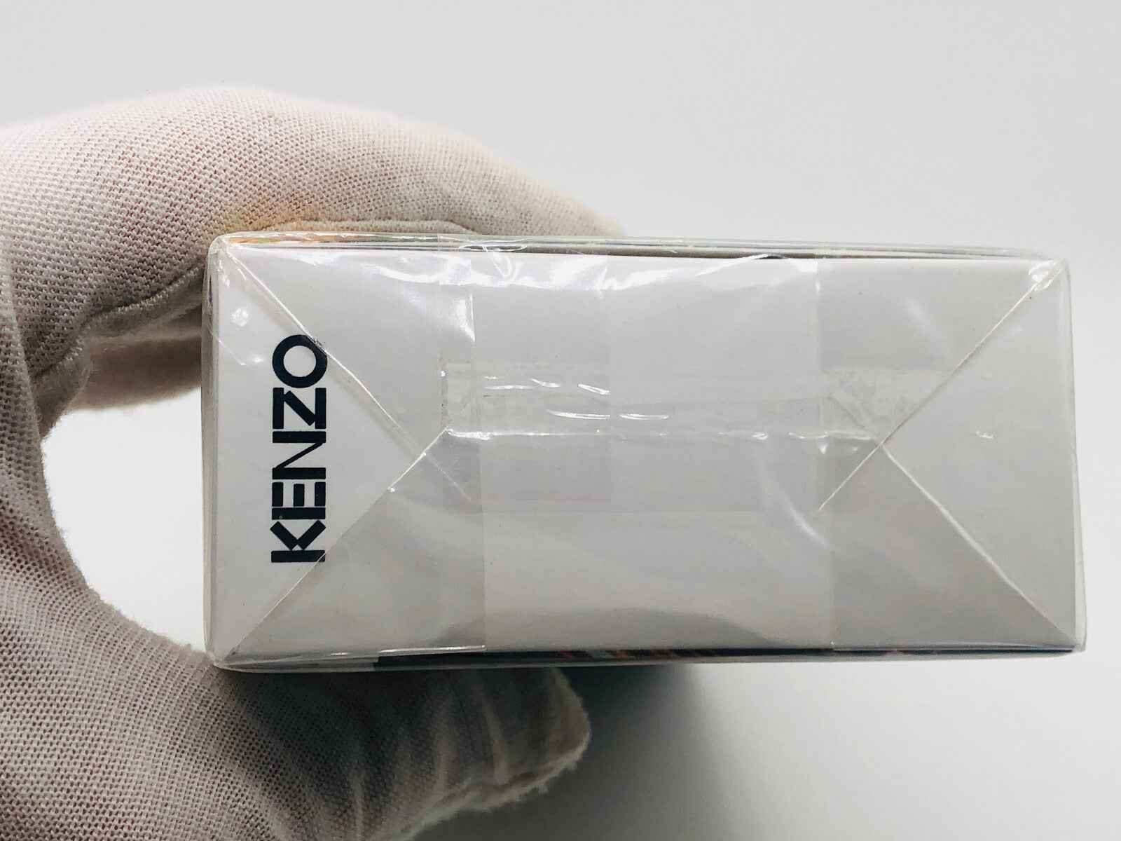 Confezione del Profumo Kenzo Tokyo Vintage con logo KENZO visibile sulla parte superiore
