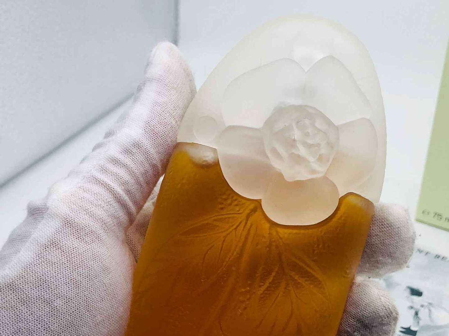 Flacone di Kenzo Profumo Vintage con decorazione floreale e tonalità dorata elegante