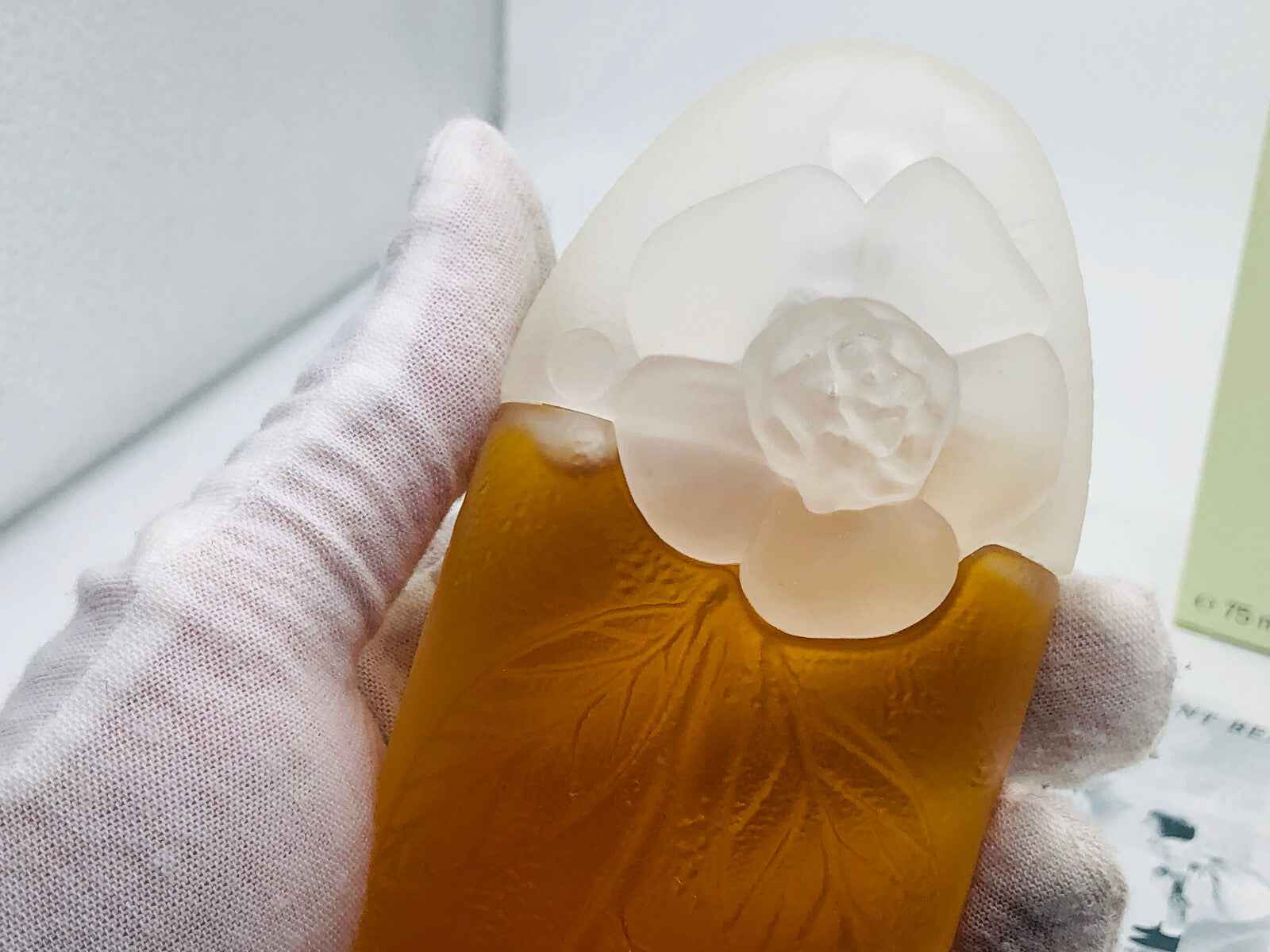 Flacone di Kenzo Profumo Vintage con decorazione floreale e tonalità dorata elegante