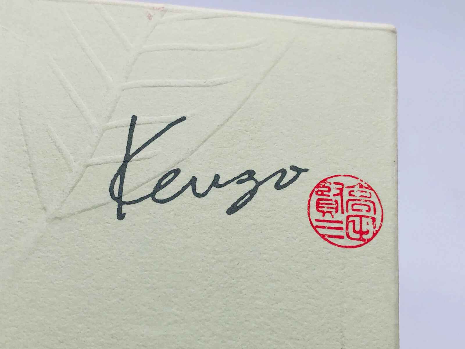 Scatola del Kenzo Profumo Vintage con firma in calligrafia e timbro rosso decorativo