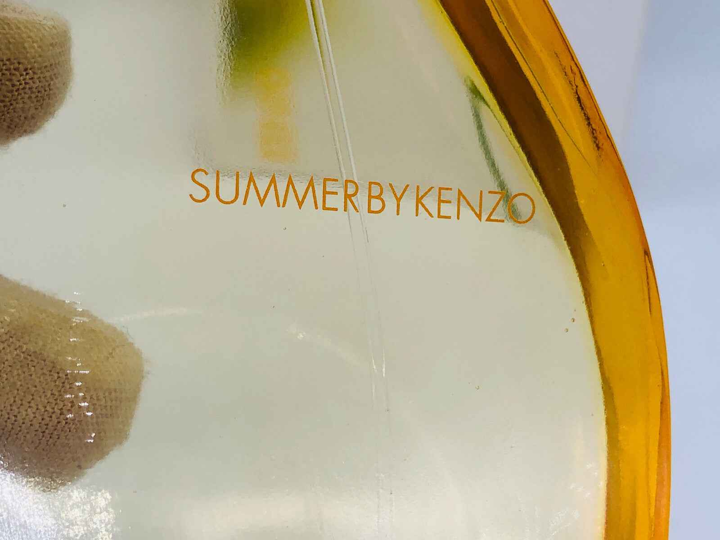 Flacone di profumo Summer By Kenzo Profumo Vintage con design elegante e tonalità giallo caldo