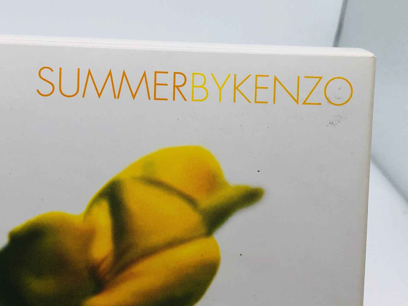Packaging del profumo Summer By Kenzo Profumo Vintage con design floreale e colori estivi