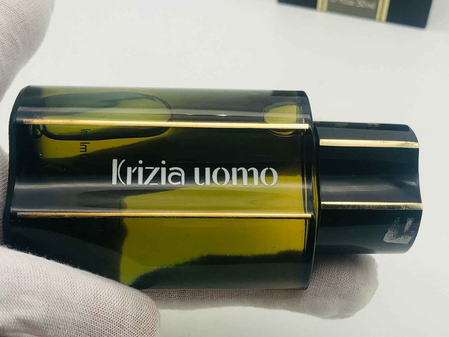 Flacone vintage di Profumo Krizia Uomo Vintage con design elegante e vetro scuro