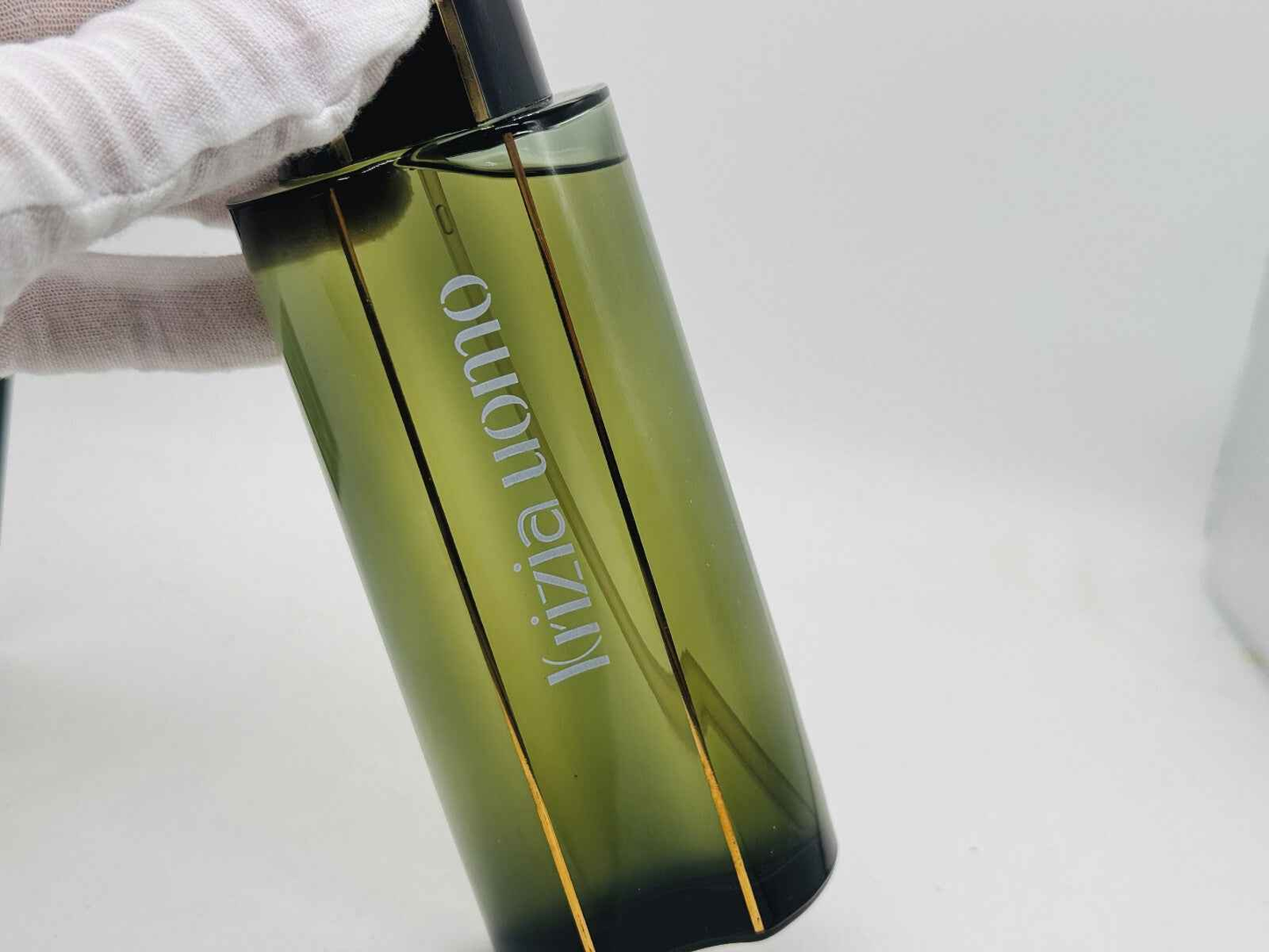 Flacone di profumo Krizia Uomo Vintage con design elegante e moderno in vetro verde