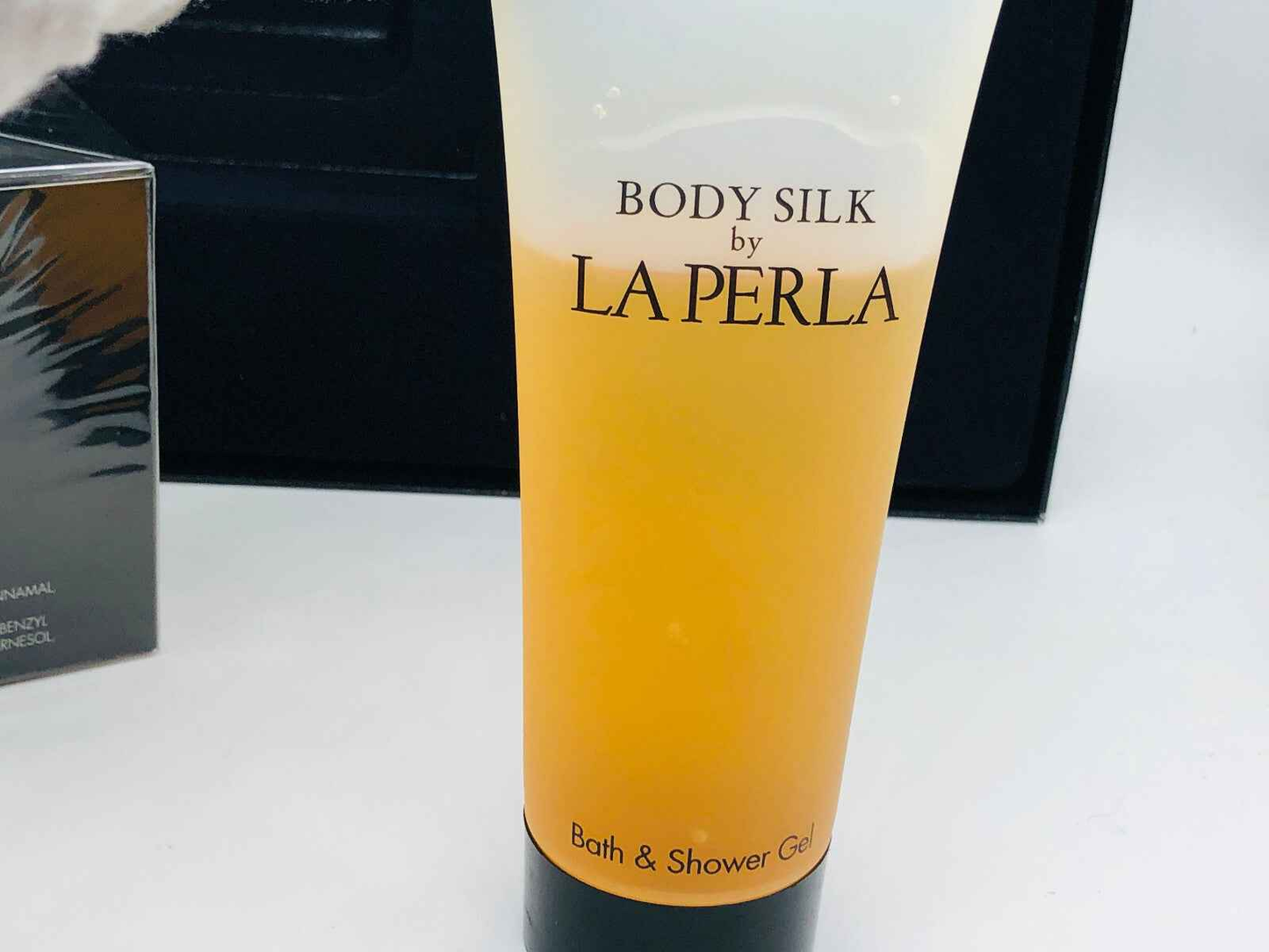 Gel doccia Body Silk Vintage di La Perla in tubo elegante per una pelle morbida e idratata