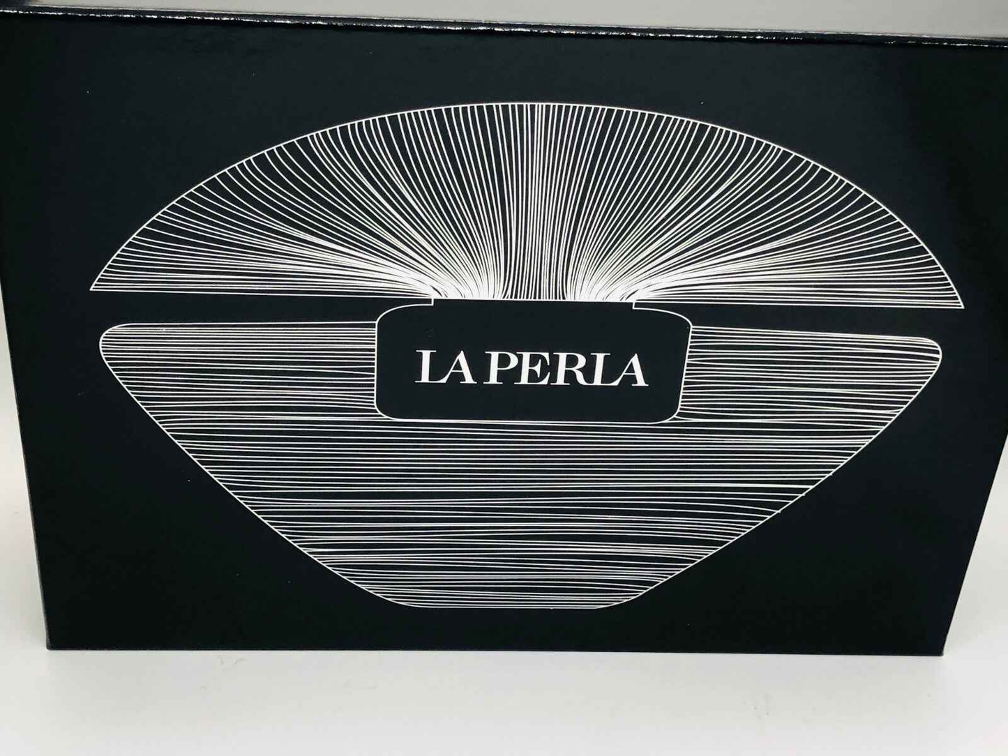Scatola elegante di La Perla Body Silk Vintage con un design raffinato in nero e bianco