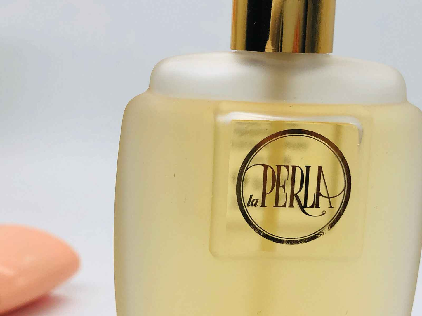 Flacone di Profumo Body Silk La Perla con design elegante e chiusura dorata per un'escursione sensoriale