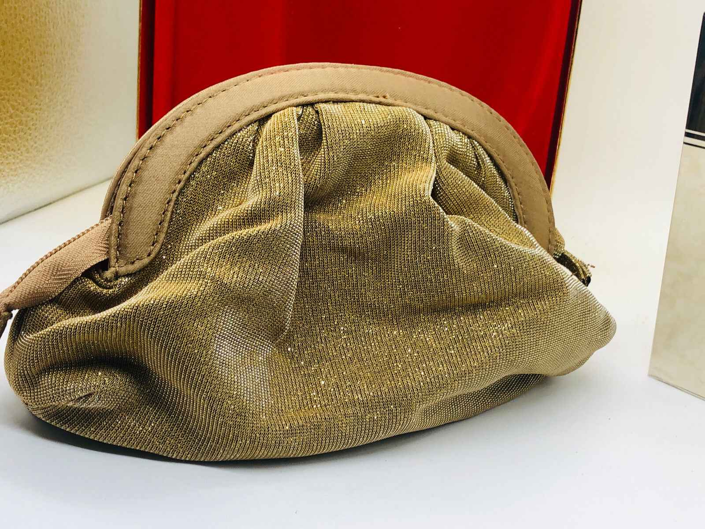 Borsa vintage in tessuto dorato di La Perla, ideale per eleganti occasioni, con design classico e morbido