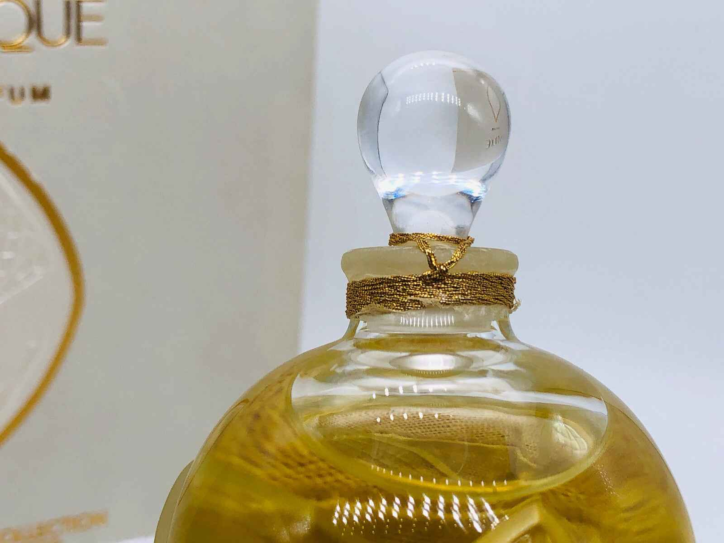 Bottiglia profumo Lalique Les Elfes con tappo elegante e finitura dorata per una fragranza raffinata