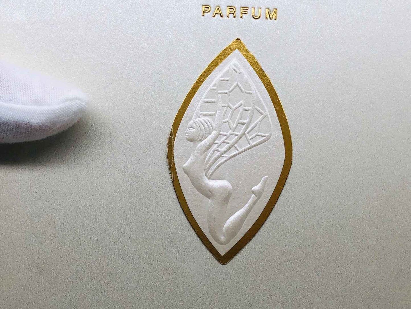 Logo di Lalique Les Elfes su una confezione di profumo elegante con dettagli in oro