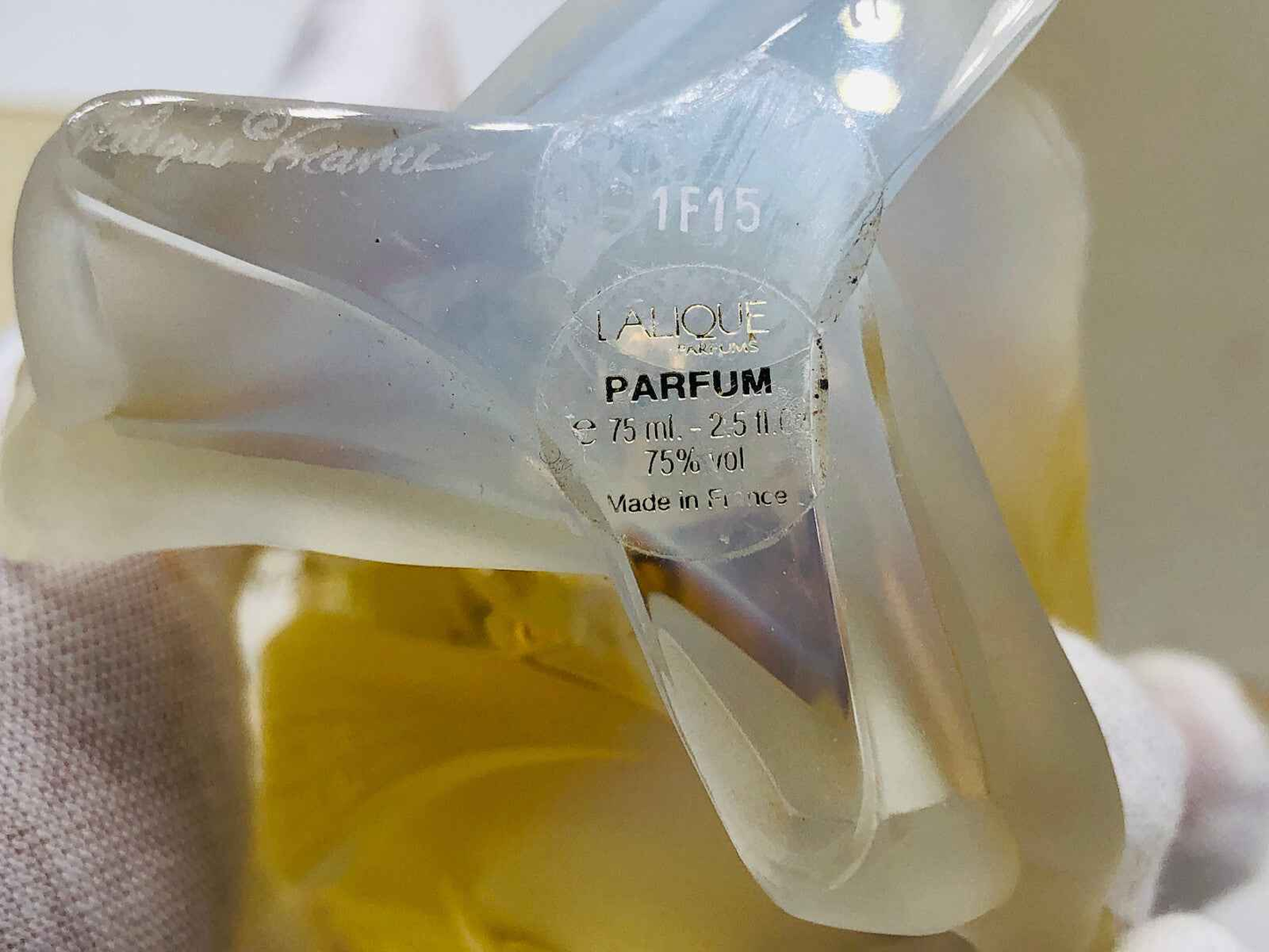 Flacone di profumo Lalique Les Elfes con design elegante e dettagli raffinati