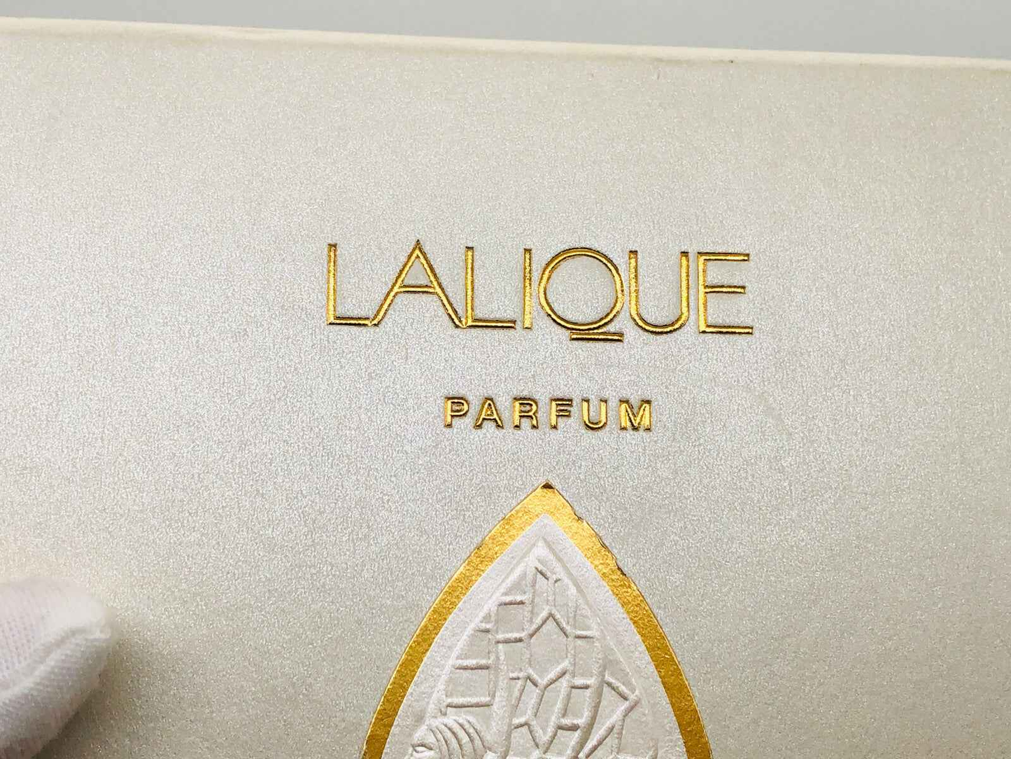 Scatola di profumo Lalique Les Elfes con dettagli in oro e design elegante