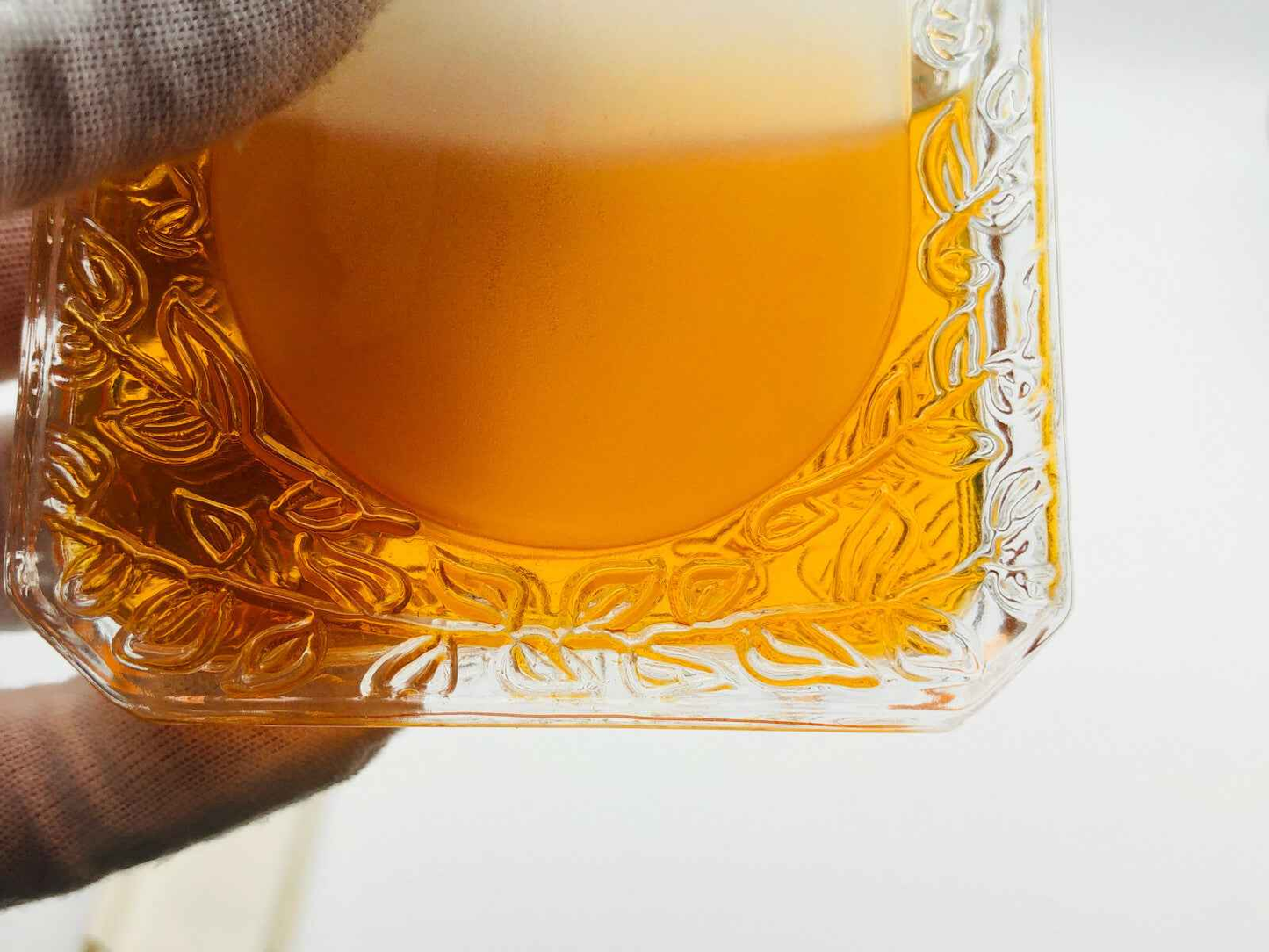 Flacone di profumo Lalique Vintage con elegante design in vetro e fragranza dorata