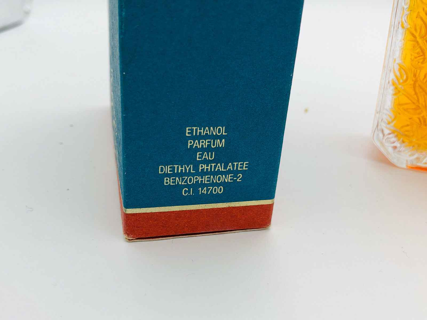 Scatola di profumo Lalique Vintage con ingredienti e dettagli sul retro