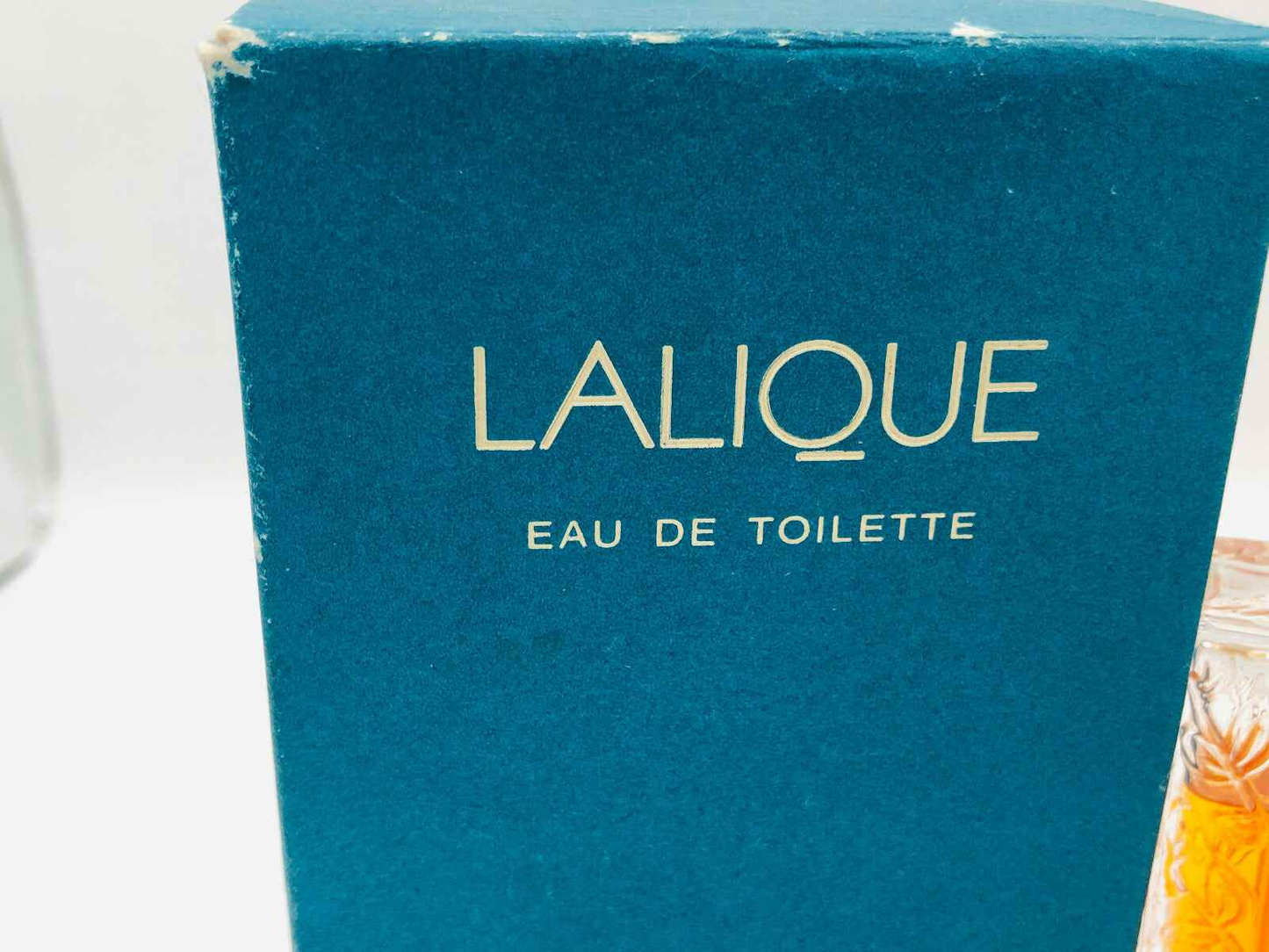 Scatola del profumo Lalique Vintage Eau de Toilette con design elegante e colori vivaci