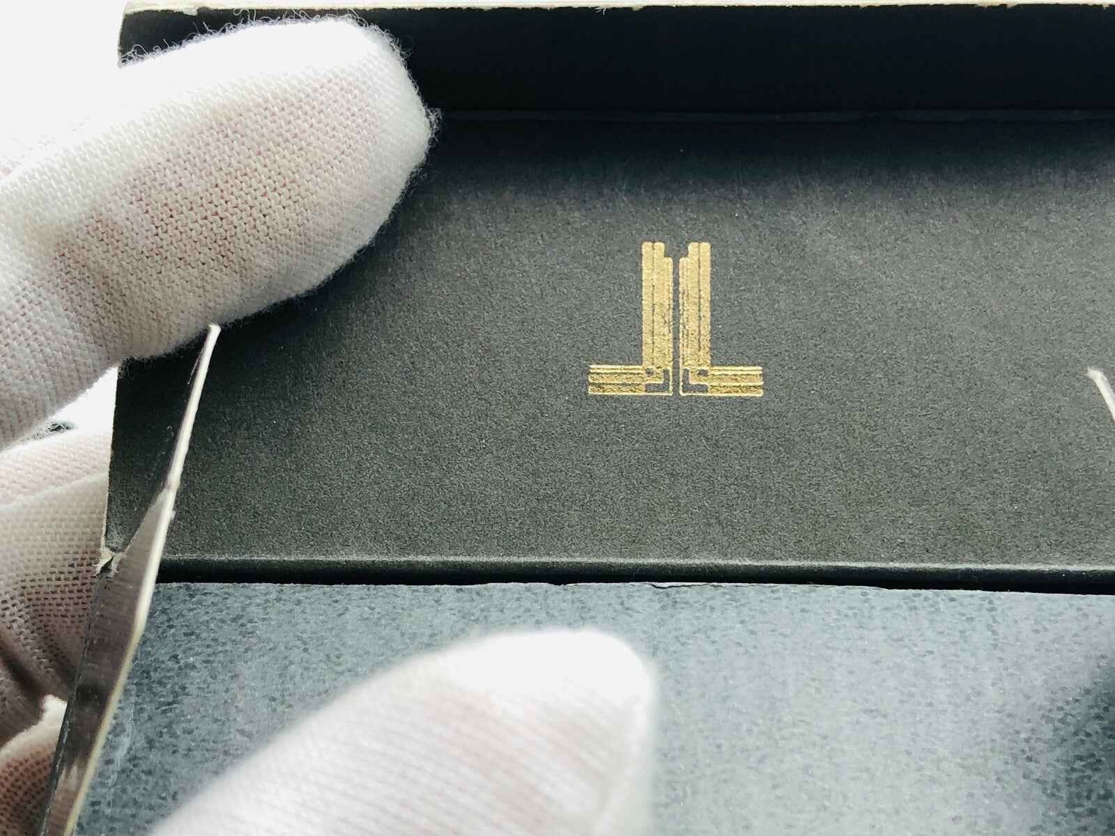 Logo di Lancetti Uomo Vintage su una scatola elegante con dettagli dorati