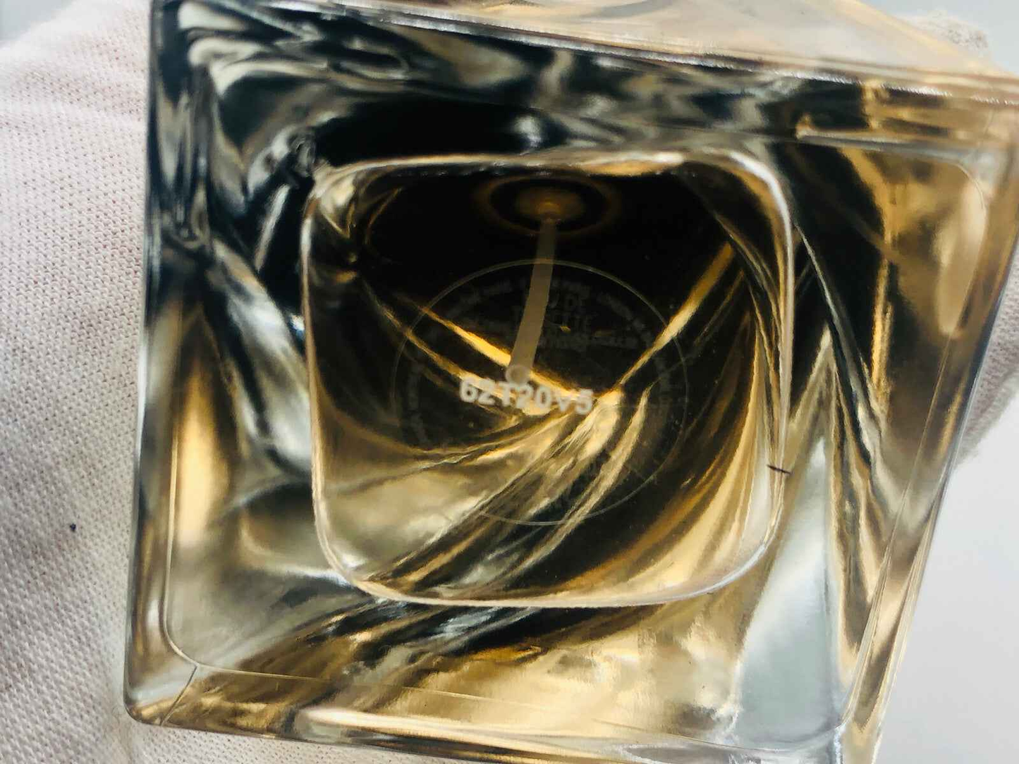 Flacone di Profumo Hypnose Homme con design elegante e tonalità dorate, perfetto per gli uomini raffinati