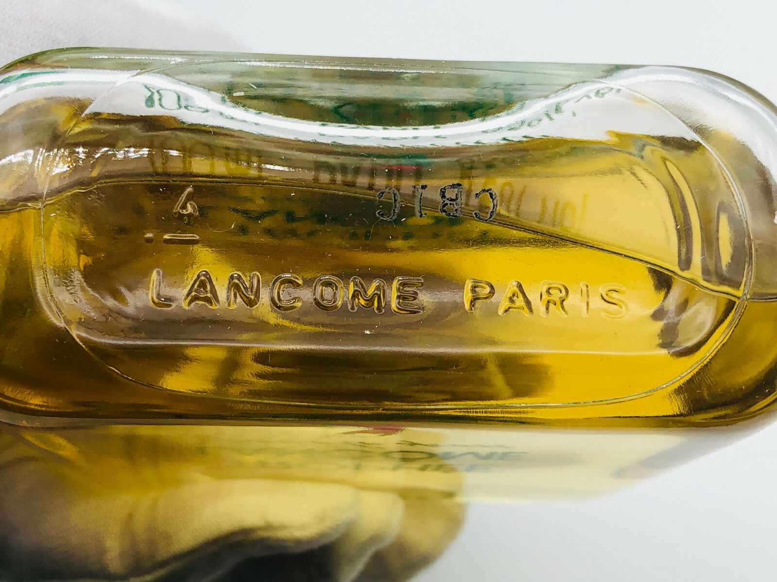 Dettaglio dell'etichetta del profumo Trophee Lancome Vintage con il logo Lancôme Paris