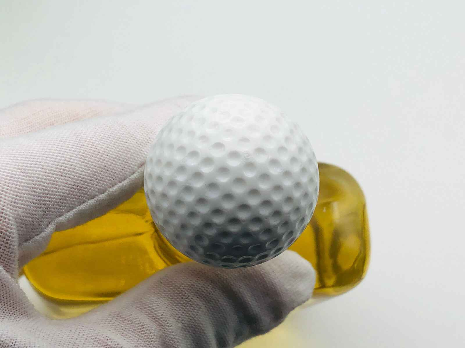 Trophee Lancome Vintage con una pallina da golf bianca tra le mani