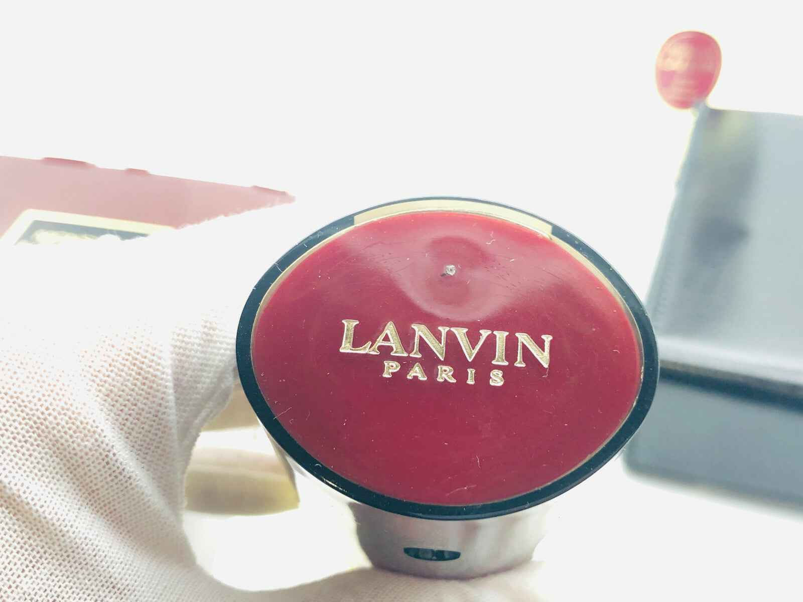 Monsieur Lanvin Vintage etichetta rossa con logo Lanvin Paris in oro su una confezione elegante