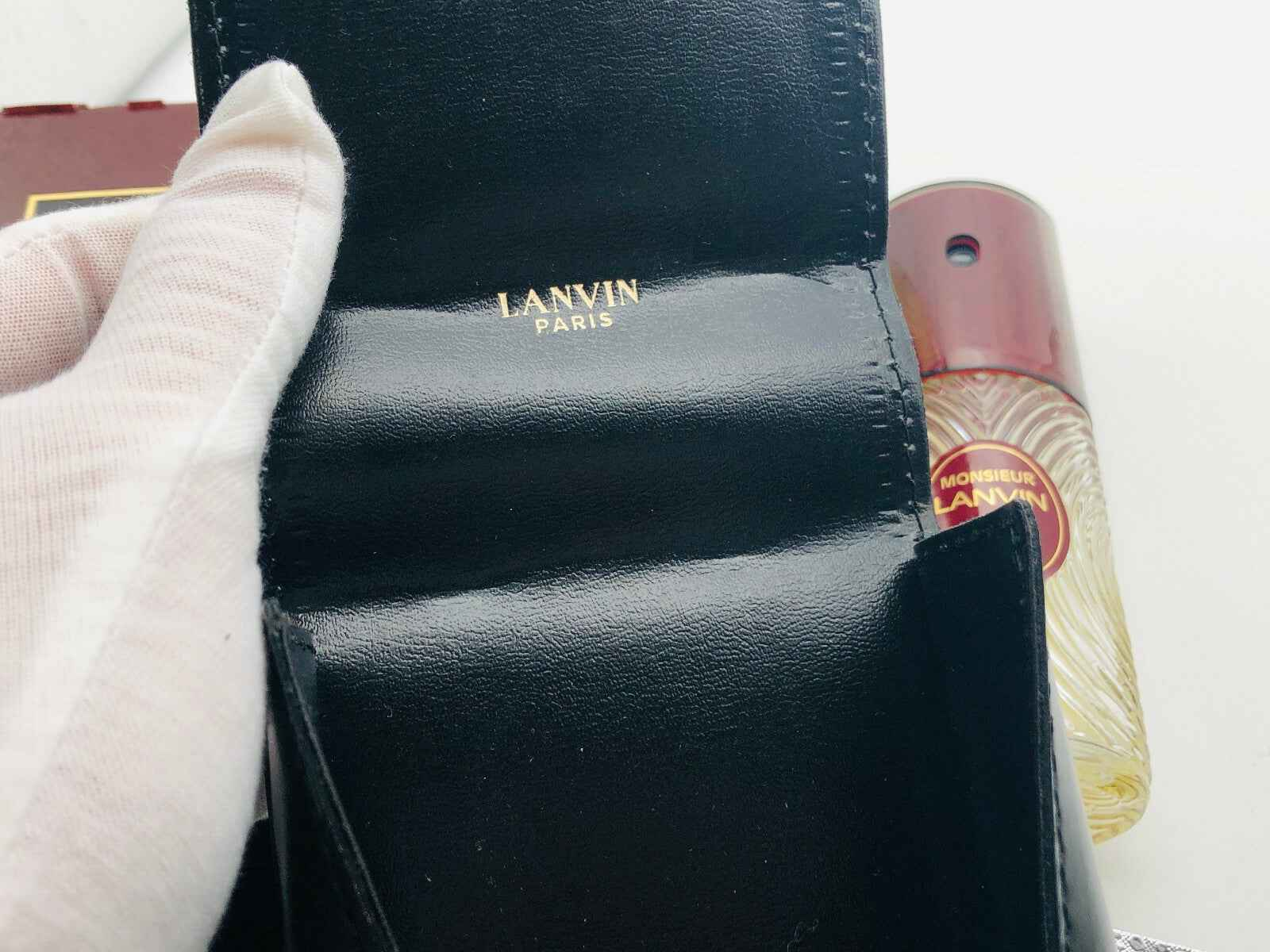 Interno di un porta documenti Lanvin in pelle nera con logo, insieme a Monsieur Lanvin Vintage