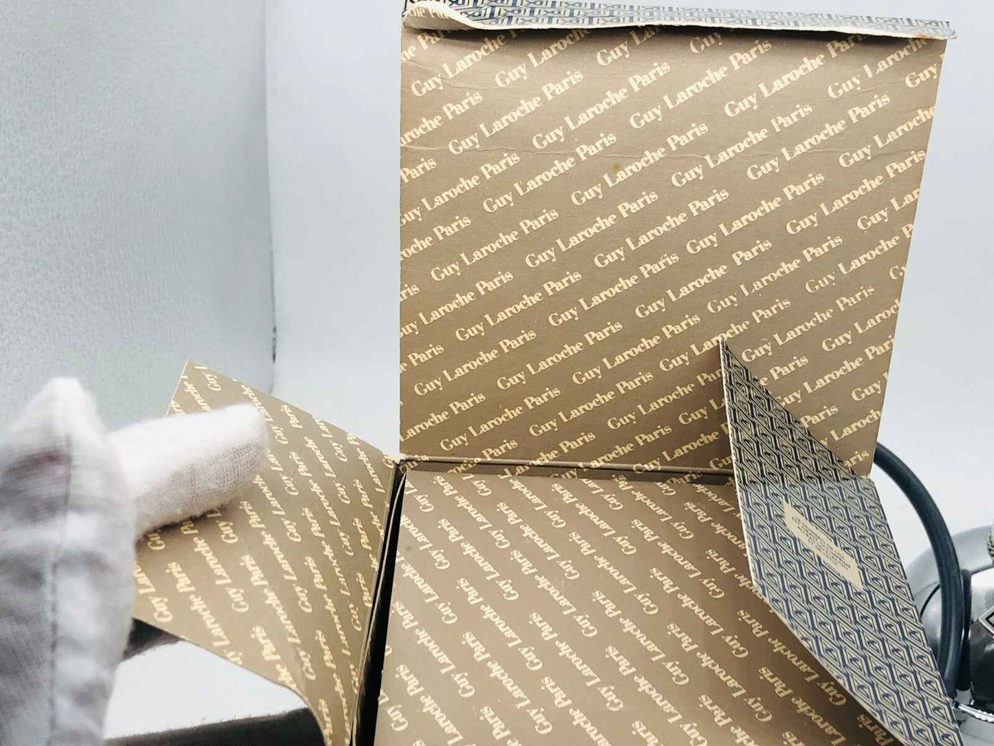 Scatola aperta di Guy Laroche contenente Laroche Drakkar Barbier Edition, elegante e raffinata.