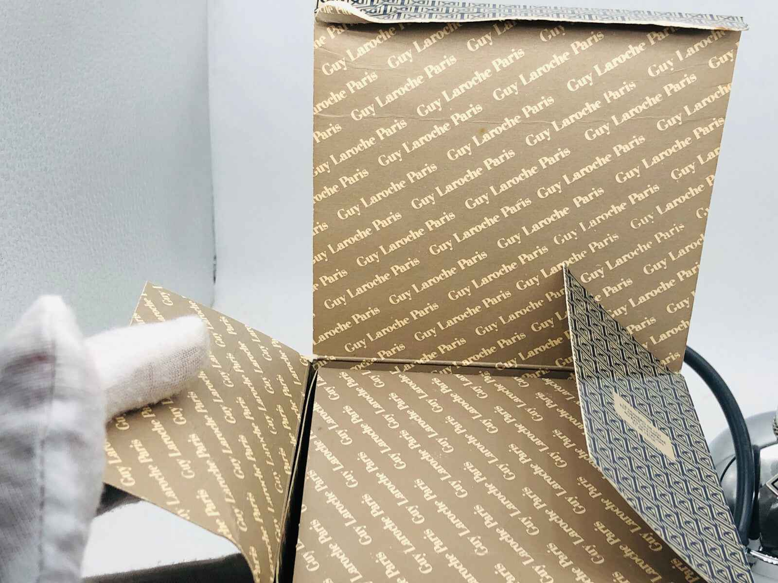 Scatola aperta di Guy Laroche contenente Laroche Drakkar Barbier Edition, elegante e raffinata.