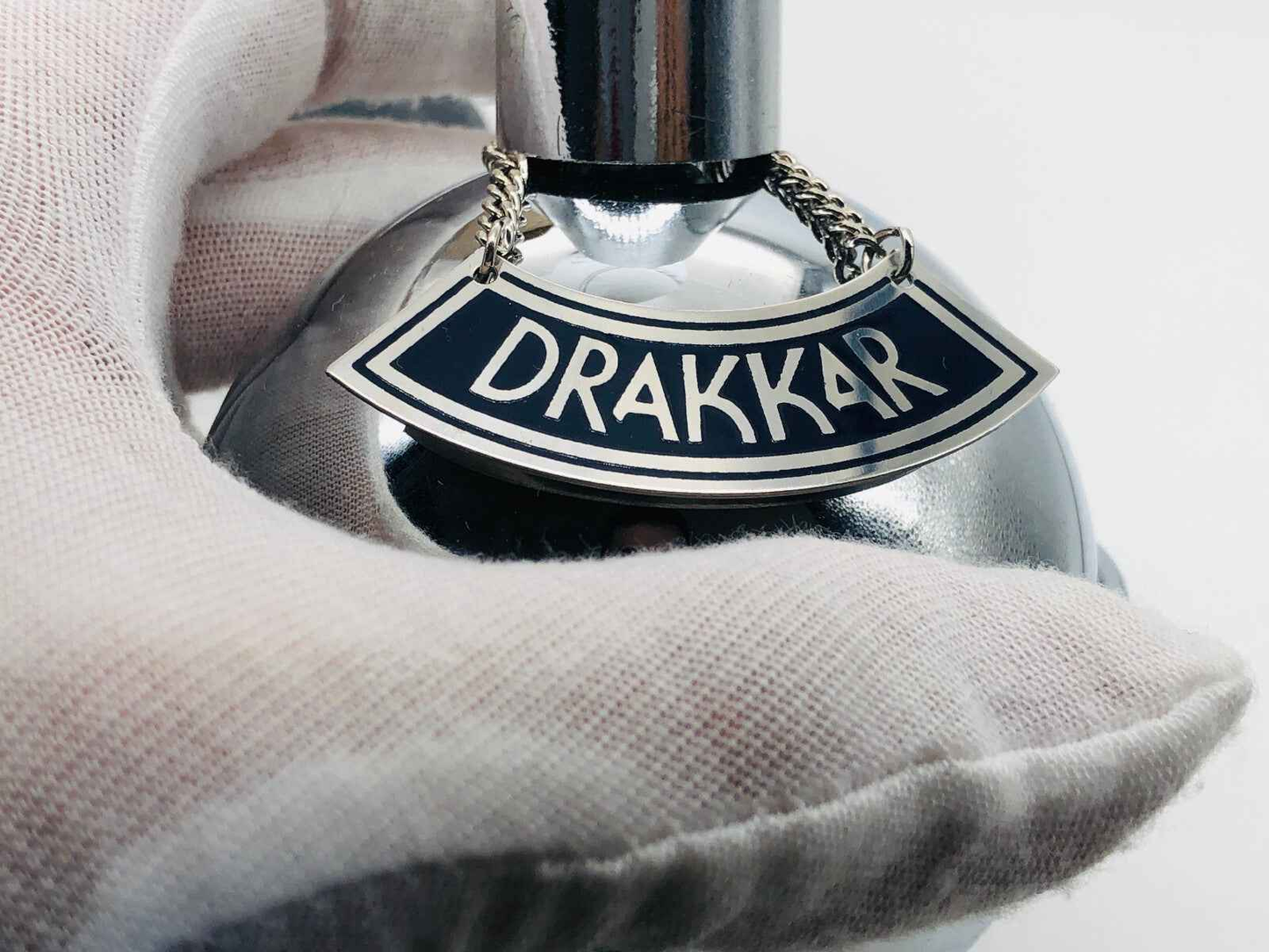 Flacone di profumo Laroche Drakkar Barbier Edition con etichetta distintiva in acciaio lucido
