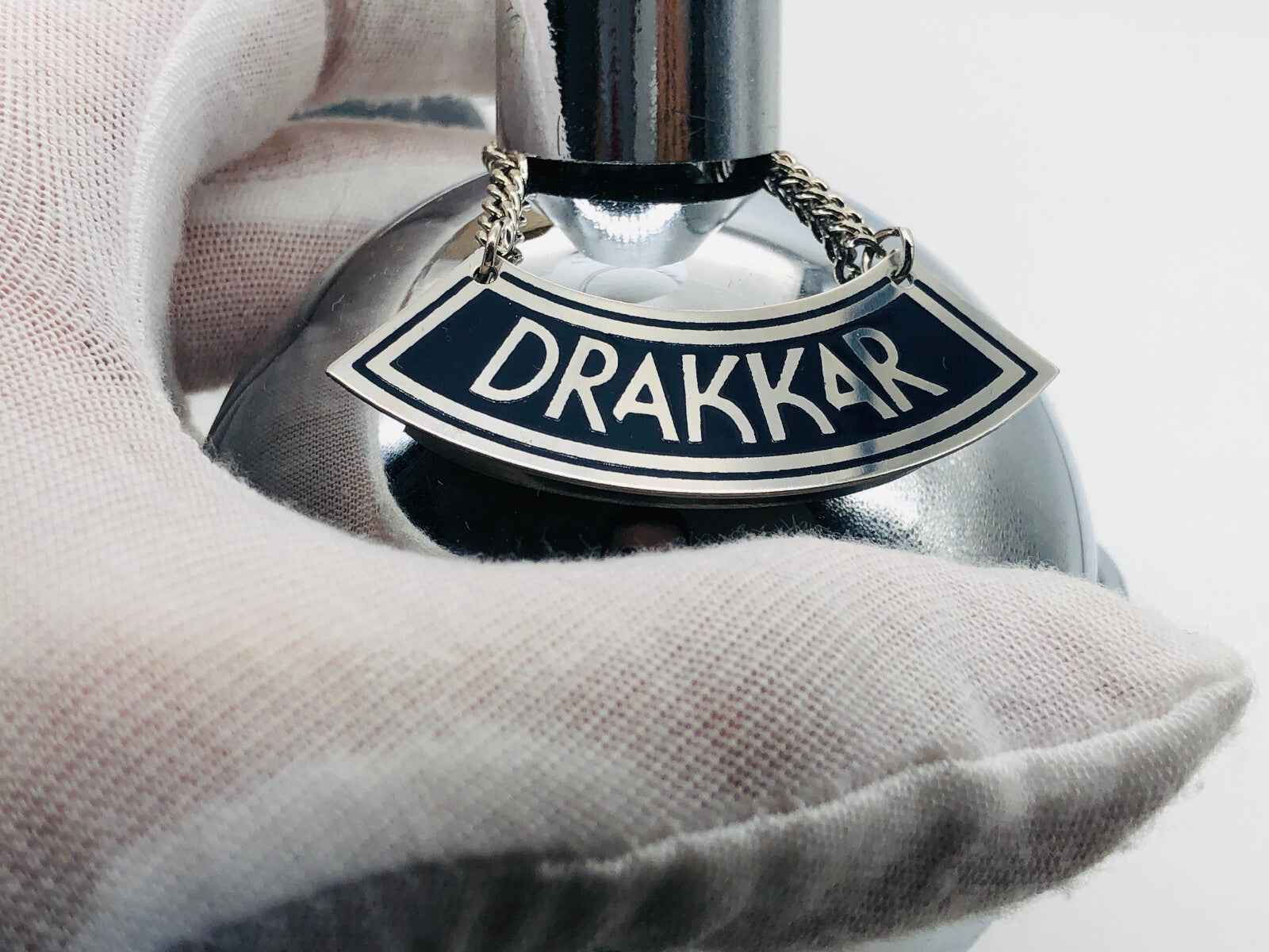 Flacone di profumo Laroche Drakkar Barbier Edition con etichetta distintiva in acciaio lucido