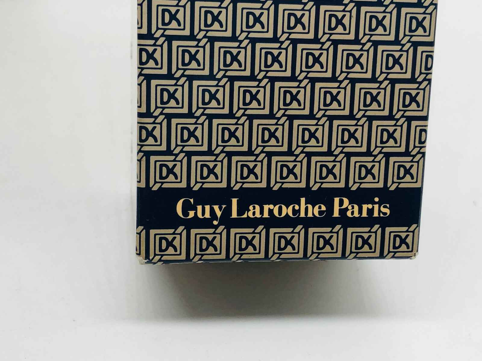 Scatola del profumo Laroche Drakkar Vintage di Guy Laroche con logo DK in stile elegante