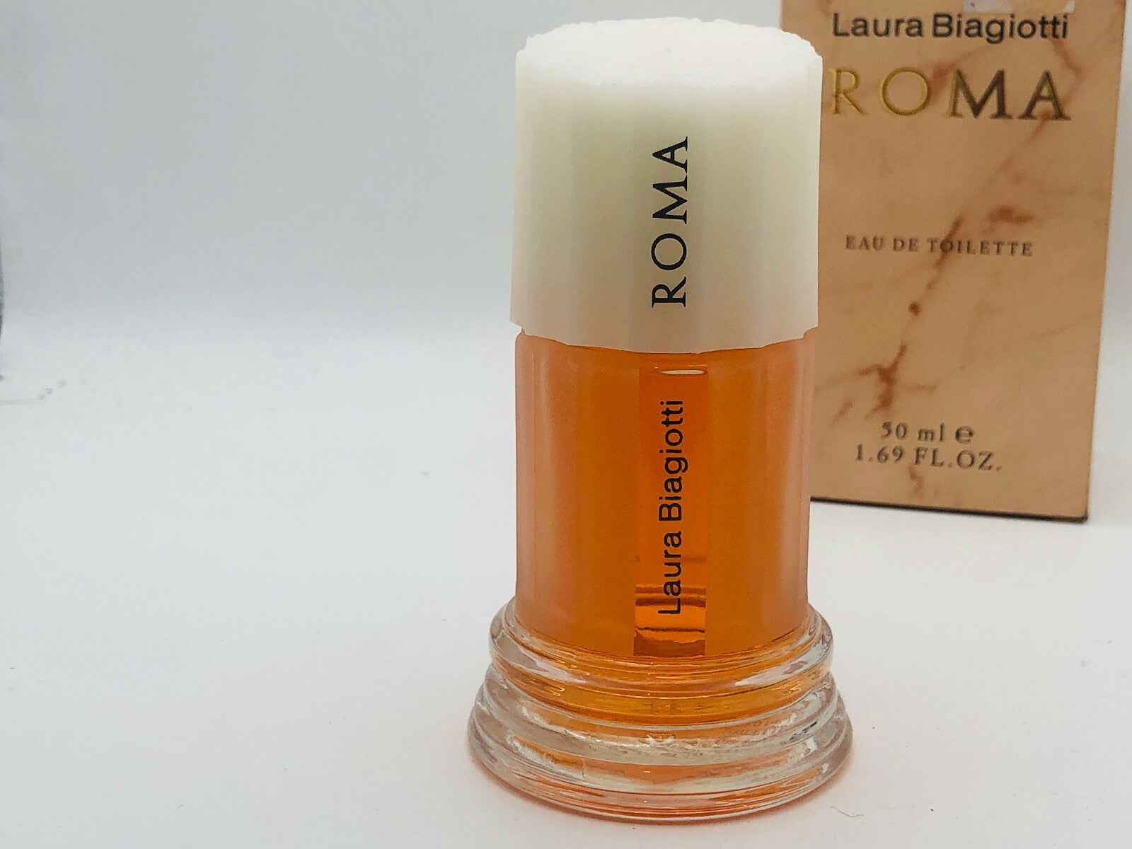 Flacone di profumo Laura Biagiotti Roma Vintage da 30 ml con tappo bianco e design elegante