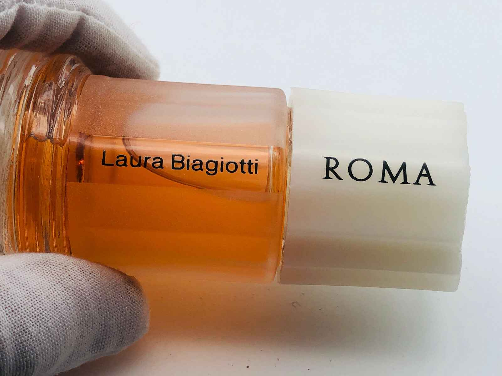 Flacone di profumo Laura Biagiotti Roma Vintage con tonalità arancione e etichetta elegante