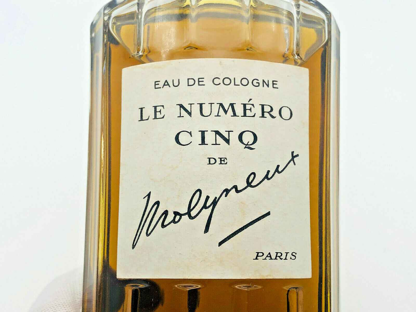 Flacone di Eau de Cologne Le Numero Cinq Molyneux con etichetta elegante e trasparente