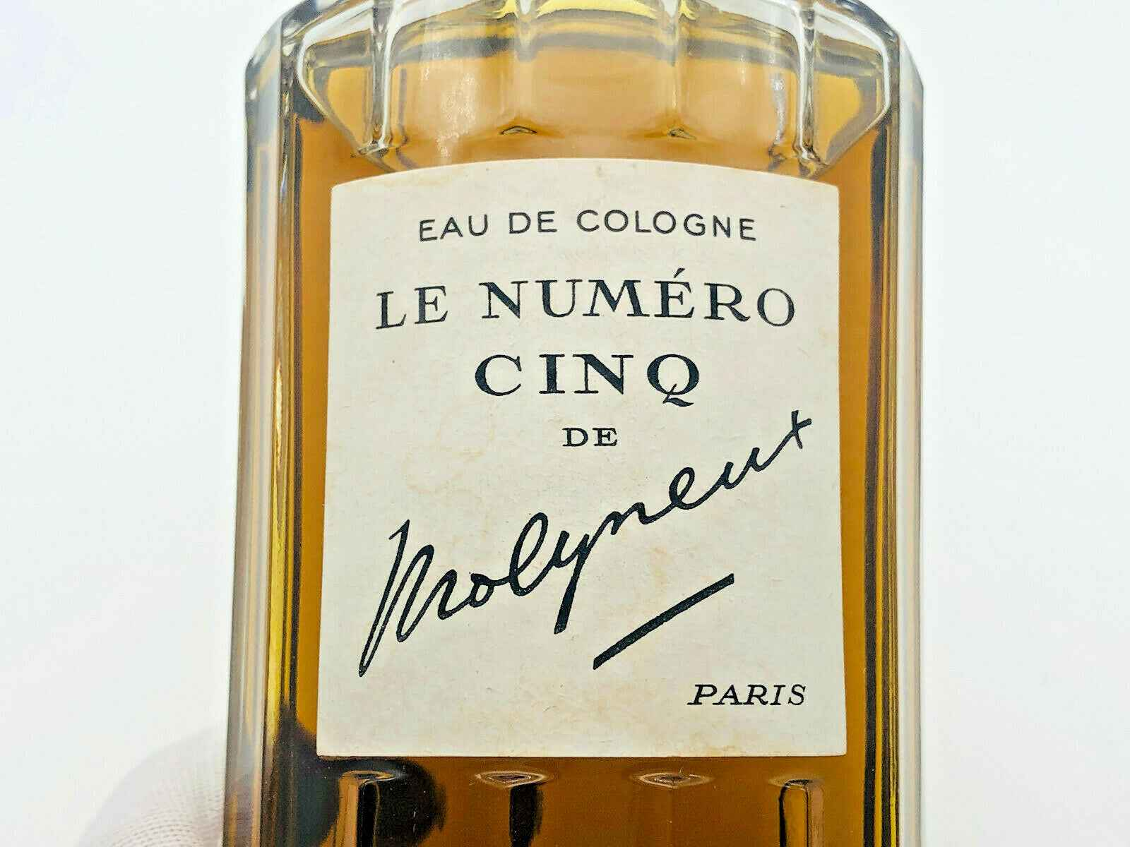 Flacone di Eau de Cologne Le Numero Cinq Molyneux con etichetta elegante e trasparente