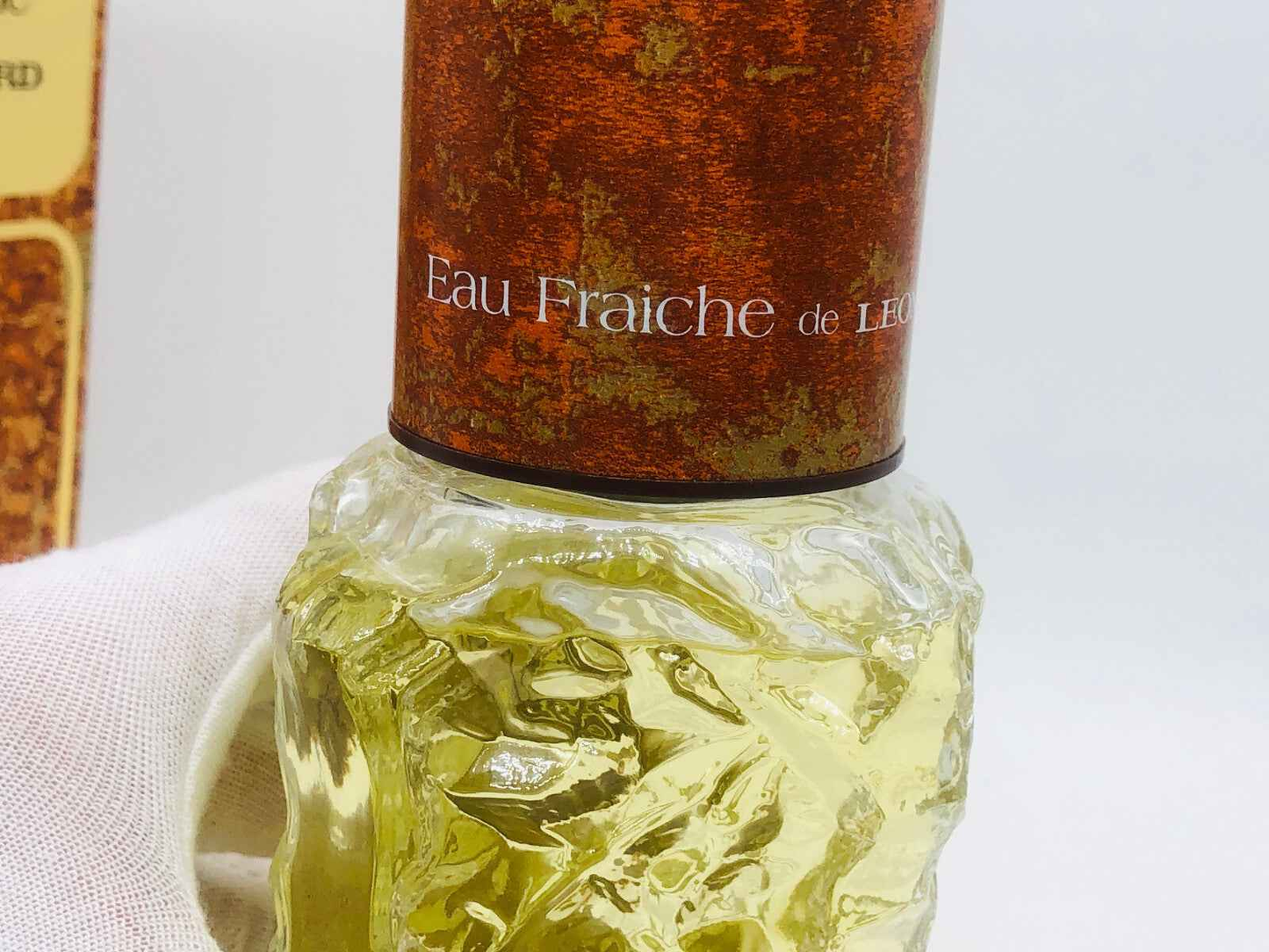 Flacone di Leonard Eau Fraiche Vintage con design artistico e profumo fresco