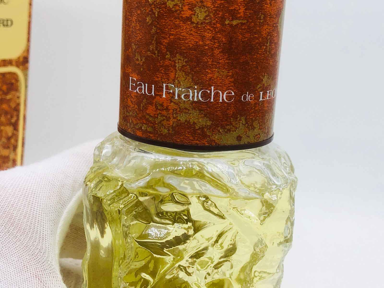 Flacone di Leonard Eau Fraiche Vintage con design artistico e profumo fresco