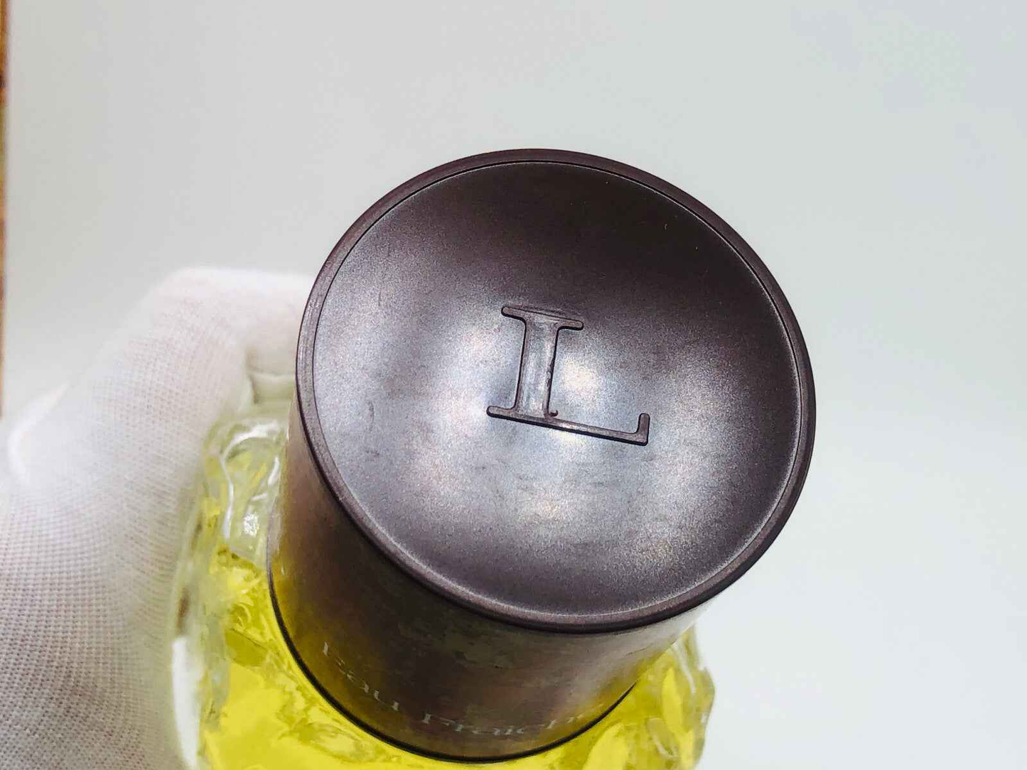 Tappo in metallo con la lettera L su profumo Leonard Eau Fraiche Vintage con bottiglia di vetro