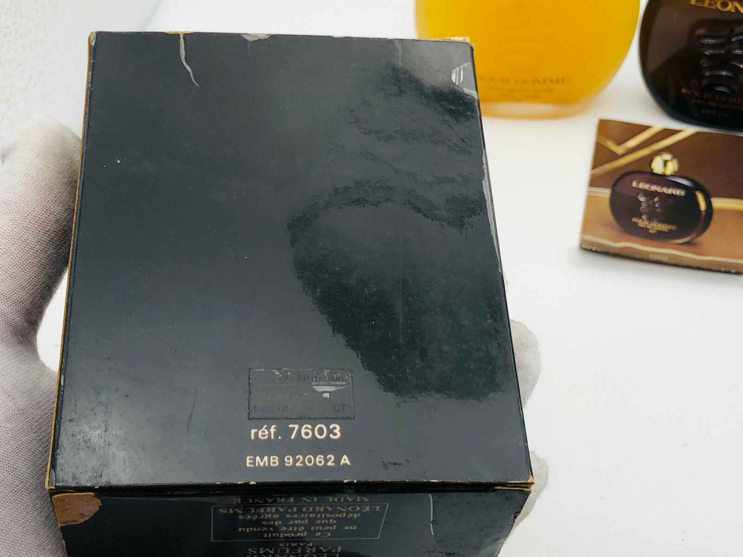 Scatola del profumo Leonard Pour Homme con codice di riferimento visibile sul retro