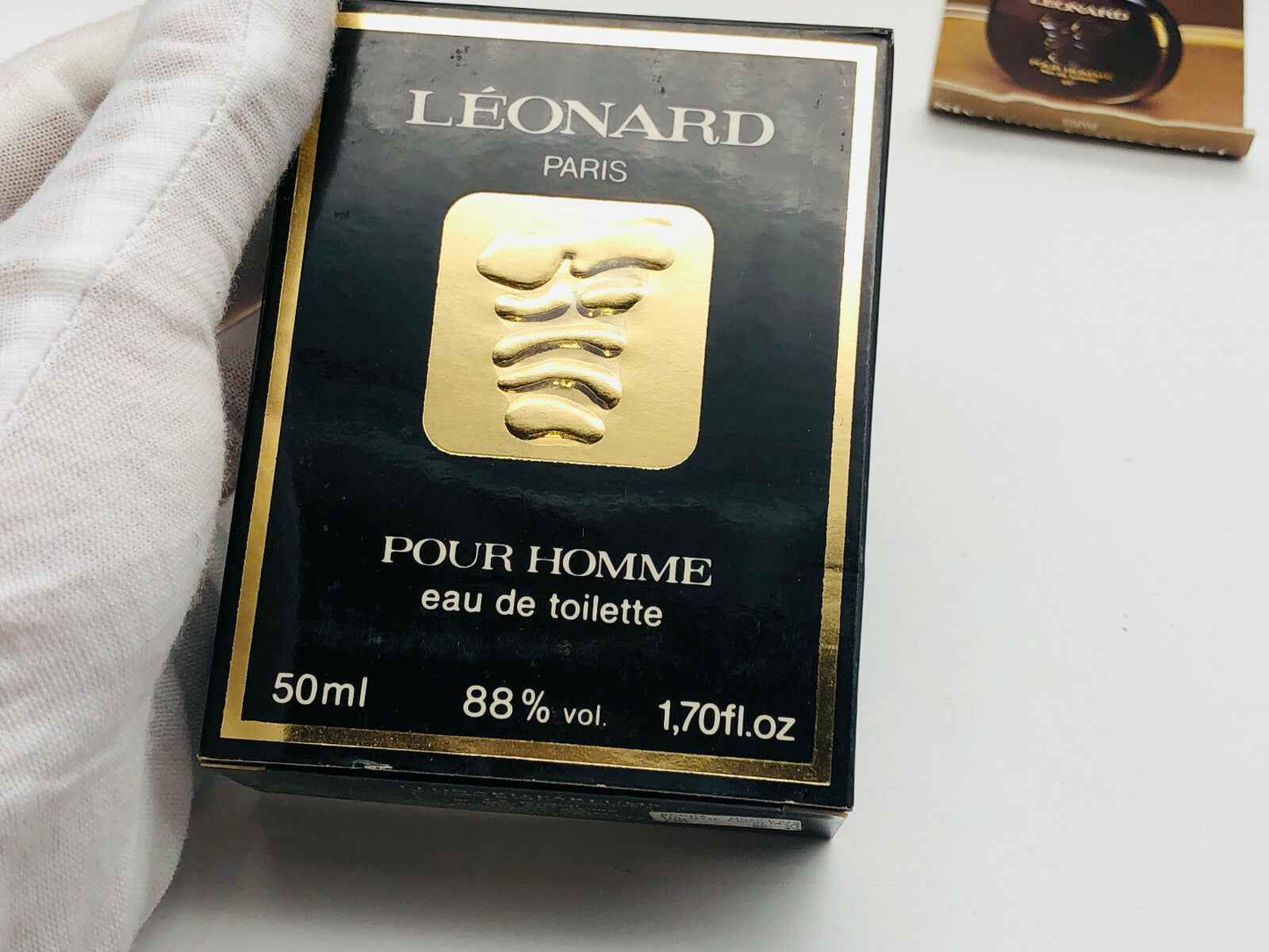 Scatola di profumo Leonard Pour Homme da 50ml in elegante confezione nera e dorata