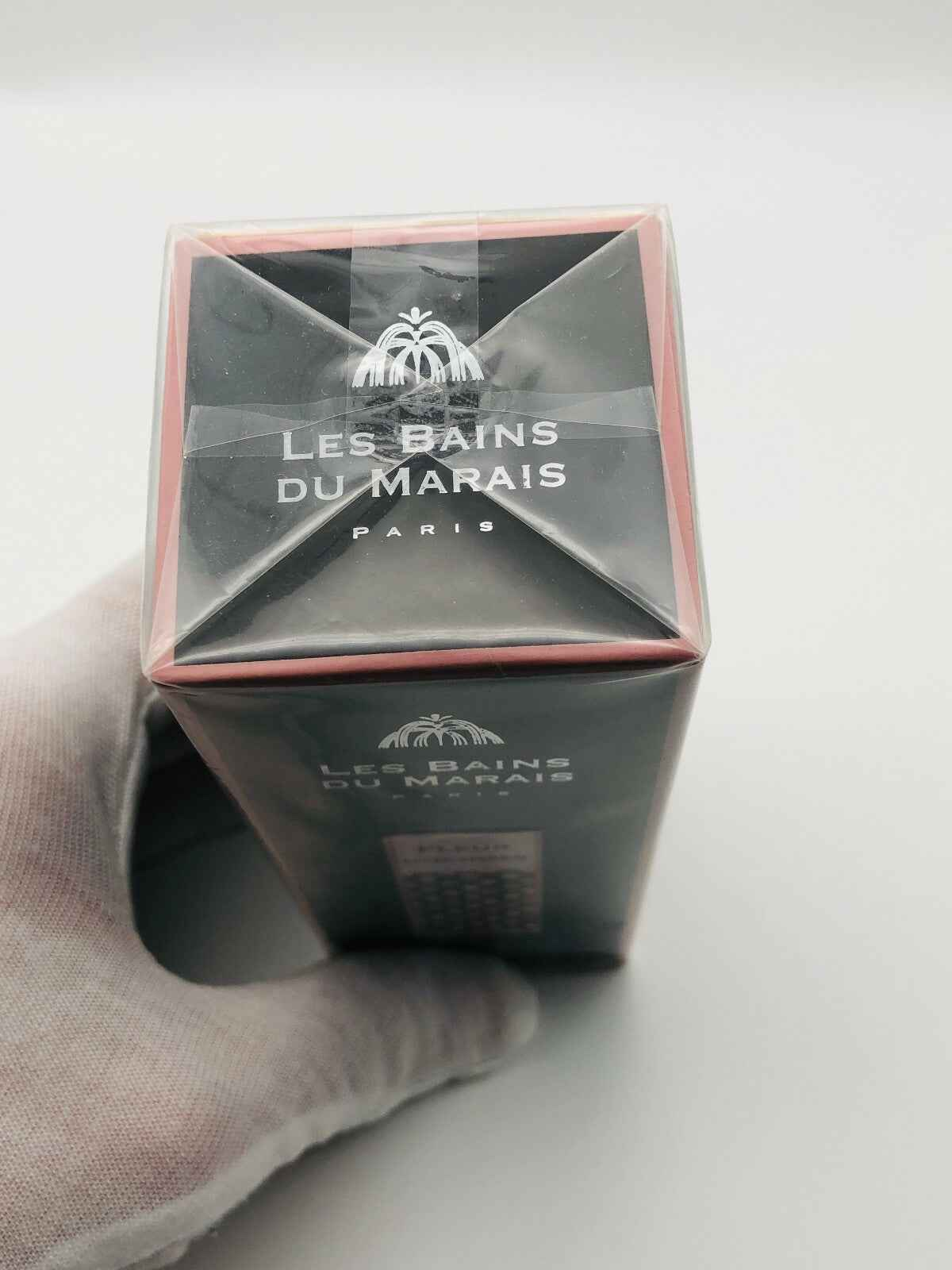 Confezione del prodotto Les Bains Du Marais con logo riconoscibile e design elegante